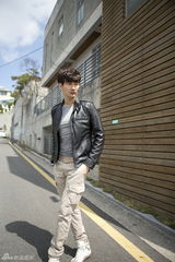 组图：金钟勋春末简约风格街拍秀潮男气质