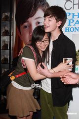 组图：GaGa小师弟抵港 自称已与歌迷们结婚