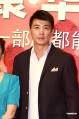 组图：阿雅加盟华谊展演技 冯绍峰优雅亮相力挺好友