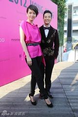 组图：陈晓东梁咏琪同台获奖 抱BABY领奖被催相亲