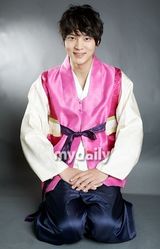 组图：韩星穿韩服拍写真迎中秋 南圭丽(南奎丽)典雅朱元粉嫩