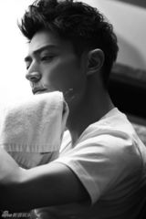 组图：霍建华居家写真 清新忧郁气质迷人