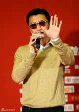 组图：快乐男声启动 谢霆锋当评委墨镜亮相