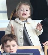 组图：辣妹全家出动观法甲 小七眼神忧郁似小贝