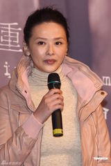 组图：黄小琥出碟秀事业线 萧淑慎献花做公益