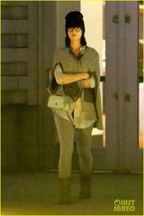 组图：水果姐情变素颜出行 拥抱异性友人求安慰