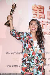 组图：葛仲珊获最佳新人奖 登台表演花裙抢镜