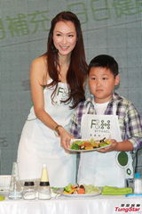 组图：司马燕同丈夫儿子参加活动 烹制美食