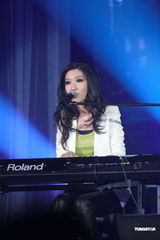 组图：曲婉婷香港音乐会 否认借版权事件炒作