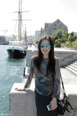 组图：秦岚出游街拍 与小美人鱼合影露香肩