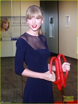 组图：泰勒复古红唇优雅现身 为教育中心剪彩