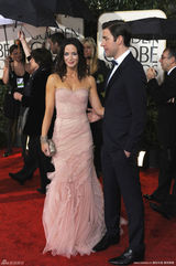 高清组图：艾米丽-布朗特携未婚夫红毯秀恩爱