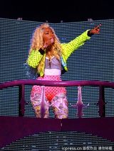 组图：麻辣鸡个唱粉丝强行上台 与保镖激烈扭打