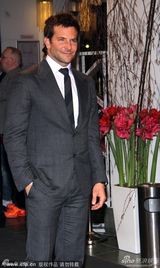 组图：《美国骗局》首映 贝尔夫妇亮相秀恩爱