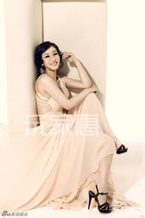 组图：秦海璐最新时尚写真 率真性感女人味十足