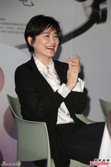 组图：林青霞返台风韵迷人 看曾经接吻镜头大笑