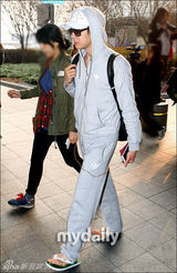 组图：JYJ从南美返回韩国 朴有天奔赴父亲灵堂