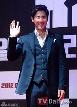 组图：韩片《R2B》发布申世京手执Rain人形立牌宣传