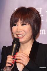 组图：黄小琥出碟秀事业线 萧淑慎献花做公益