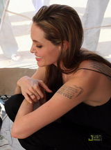 高清组图：安吉丽娜-朱莉探访海地 与受灾儿童聊天