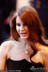 组图：歌手拉娜德雷黑裙亮相 波浪卷发青春性感