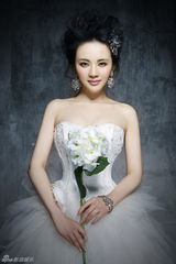 幻灯图：孟茜登婚庆杂志 百万新娘造型高贵甜美