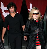 幻灯组图：麦当娜和小男友外出 条纹裙显年轻