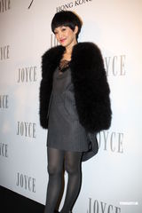 组图：周迅霍思燕出席品牌晚会 毛皮外套驱寒保暖