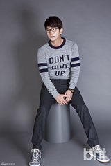 组图：朴施厚曝新年首批写真 休闲调皮抢眼球