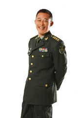 组图：《麻辣女兵》热播 侯勇跟90后搭戏有代沟