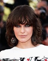 组图：米拉-乔沃维奇戛纳走秀 碎花长裙雷人