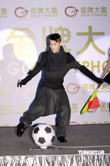 组图：梁汉文续约金牌大风 获赠价值二十万金表