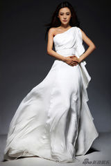 幻灯图：张雷柔美气质写真 露肩裙衬托俏媚佳人