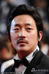 组图：《忧郁症》首映红毯 夏洛特挺大肚玩透视