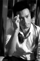 组图：江洋白衬衫英气十足 全民绅士新偶像