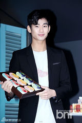 组图：金秀贤帅气夹克装出席某甜品开业典礼