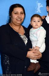 组图：《采铁人生命中的一页》首映 主演抱小孩