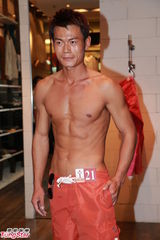 组图：亚洲先生闹市裸身宣传 热门选手大秀腹肌