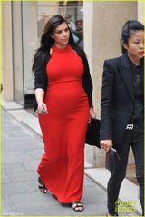 组图：卡戴珊怀孕大肚身材臃肿 红裙裹身贴男友