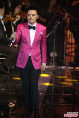 组图：黄耀明上台献唱缅怀张国荣梅艳芳