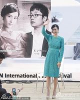 组图：张柏芝亮相变握手会 绿裙优雅难掩膝盖伤痕