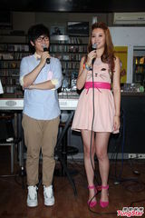 组图：安心亚为汪苏泷站台 粉裙娇俏笑容甜美