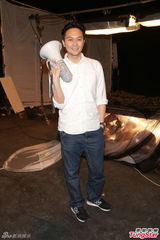 组图：张智霖为自己导MV 蔡一杰伍咏薇现场搞怪