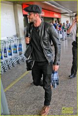 组图：贝克汉姆黑皮衣墨镜出行 尽显潮男范儿