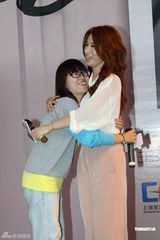 高清组图：田馥甄上海签售 和粉丝亲昵合影无架子