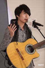 组图：严爵跨年大破音遭骂 年末演出盼嗓子好转