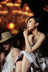 组图：苗圃《BAZAAR》大片 牛仔装扮张扬叛逆