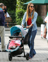 组图：阿尔芭带小女游动物园 囧娃二号专心啃手