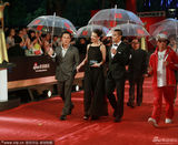 组图：《金刚王》剧组亮相闭幕红毯