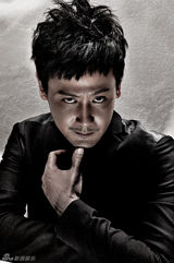 组图：邱心志重金属写真曝光 眼神不羁展雅痞风范